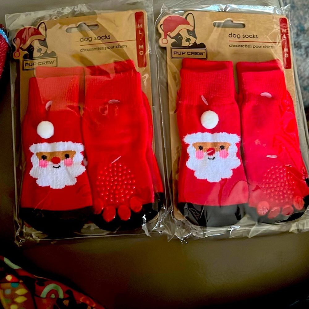 Pup crew dog socks 2 pair per pack
I have 2 packs total of 4 socks MEDIUM LARGE